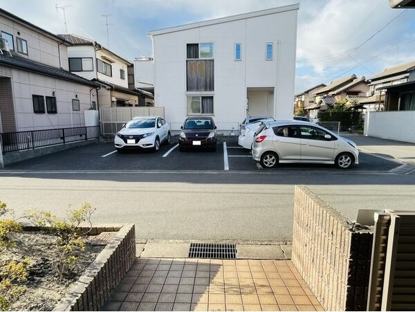 ヴェルドミールBの駐車場
