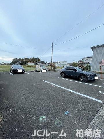 柏崎市岩上のアパートの駐車場