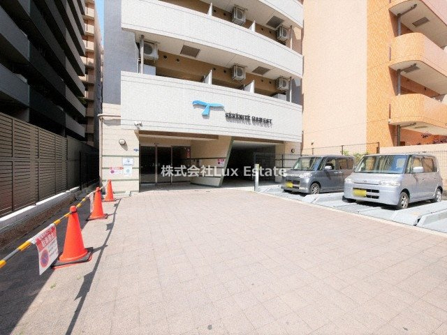 セレニテ日本橋ESTの駐車場