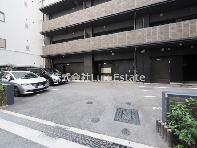 SK RESIDENCES SHINSAIBASHIの駐車場