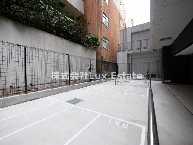 コンフォリア・リヴ博労町一丁目Qの駐車場
