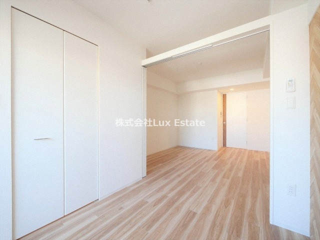 セレニテ堺筋本町プリエの洋室