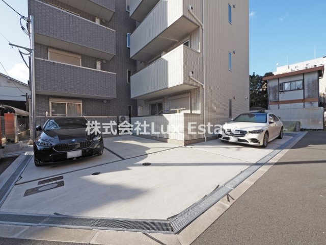 TRICERA Courtの駐車場