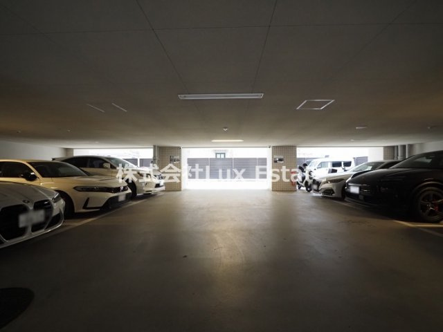 セイル淀屋橋の駐車場