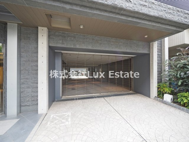 グランルージュ谷町六丁目の駐車場
