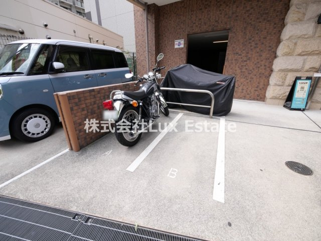 プレサンス阿波座ステーションフロントの駐車場