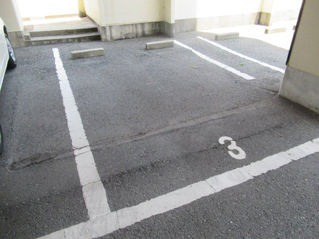 ハッピーコート明石の駐車場