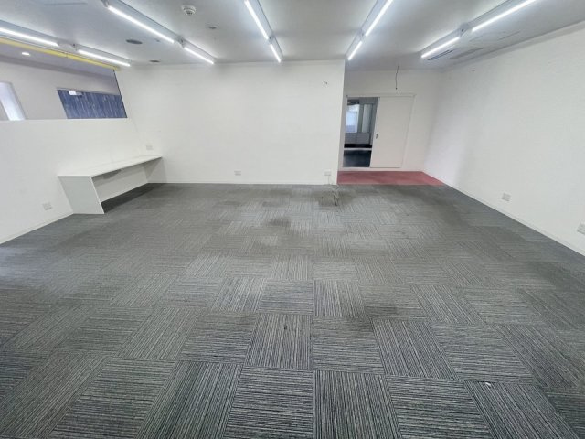 尼崎市東難波町５丁目の店舗事務所のロビー