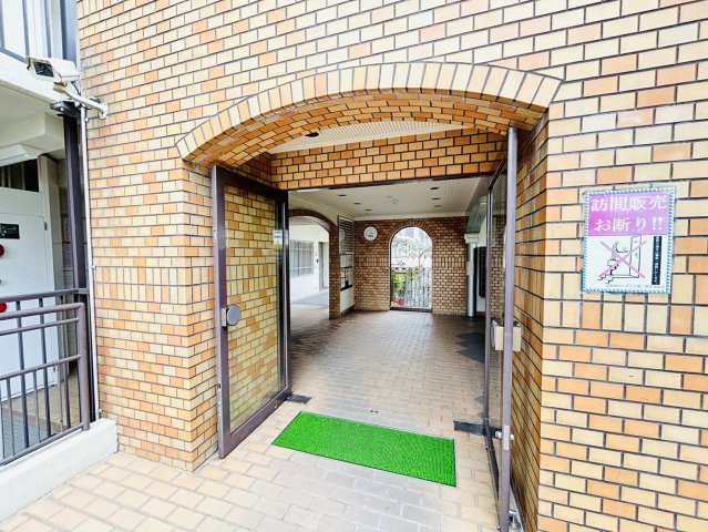 岸和田コーポラス弐号棟のエントランス|お手入れの行き届き、管理の良さが伺えます◎
