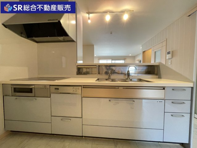 御厨東2丁目中古戸建のキッチン|キッチンは人気の高いカウンターキッチン♪IHコンロ、食洗機付きで快適にお料理できます！カップボードもあるので使いやすいです。