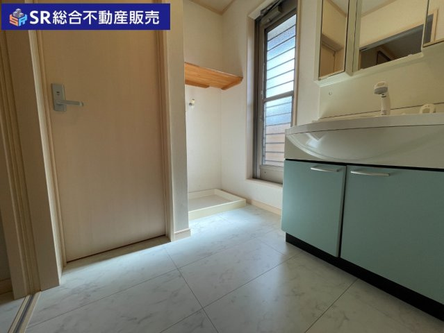 御厨東2丁目中古戸建の脱衣所|室内洗濯機置場有♪清潔感のある明るい脱衣場です！小さいバルコニーもあります！