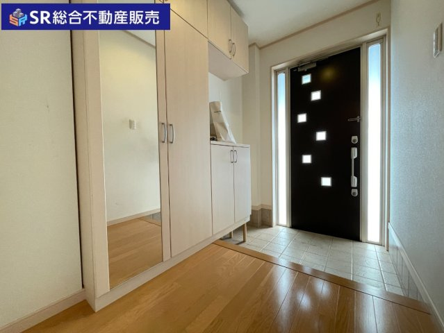 御厨東2丁目中古戸建の玄関|ご家族分の靴は収納できるシューズボックスもあります！