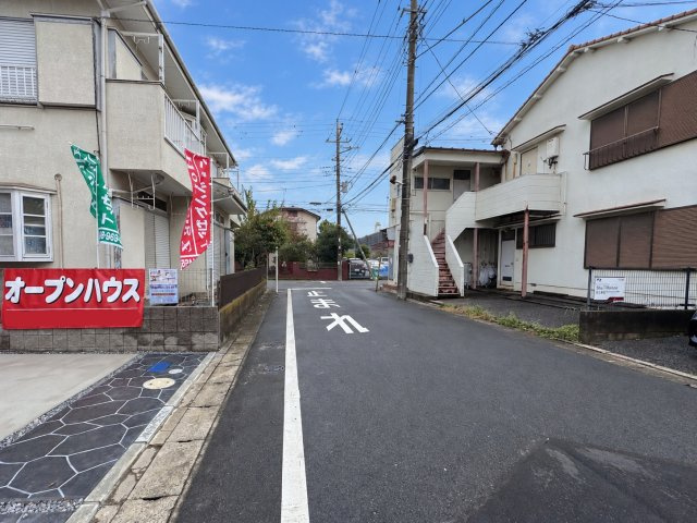 市川市南大野１丁目新築戸建【大野小学校：2分】の前面道路含む現地写真|南東側前面道路・幅員約6ｍ