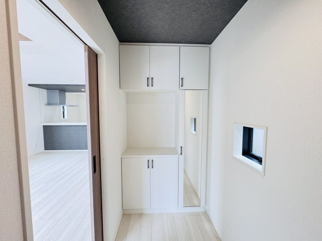 市川市南大野１丁目新築戸建【大野小学校：2分】の玄関|ミラー付きシューズボックス