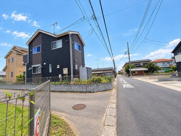 【中古戸建】阿見町うずら野2丁目の前面道路含む現地写真