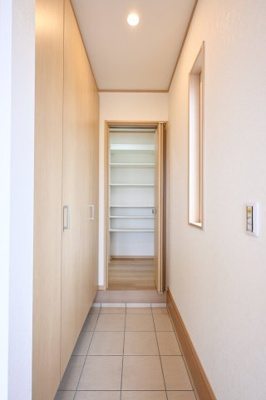 【収納】 | 太田市寺井町　中古戸建住宅 | 天井まである大容量のシューズボックスと奥はキッチンに続くパントリーです♪導線もよく使いやすい◎