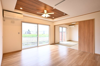 【居間・リビング】 | 太田市寺井町　中古戸建住宅 | 天井のデザインがとってもお洒落なLDKは南向きで大きな窓から陽の光がしっかりと入ります♪