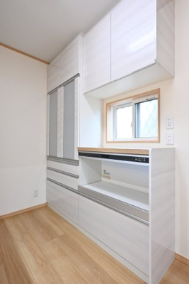 【収納】 | 太田市寺井町　中古戸建住宅 | キッチンと同じデザインのカップボードは収納も大容量！作業スペースもあり使いやすい◎