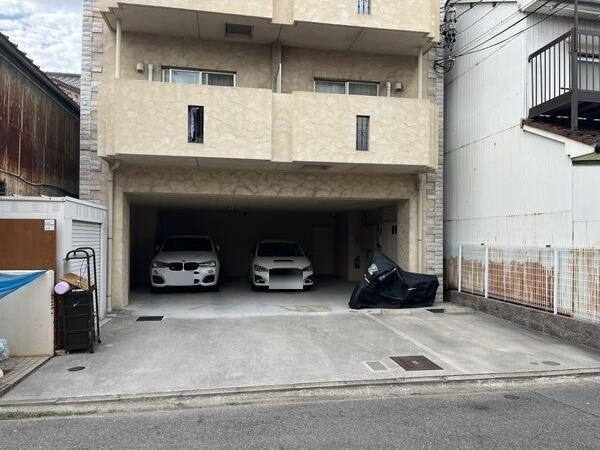 アプレシオ八田の駐車場