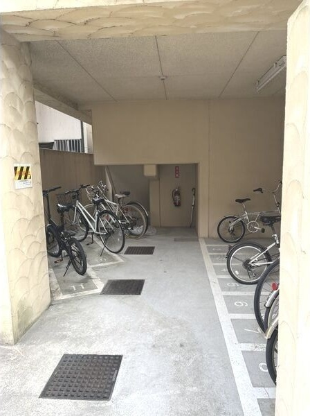 アプレシオ八田の駐車場