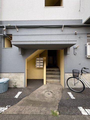 市川マンションのエントランス|建物の内部です