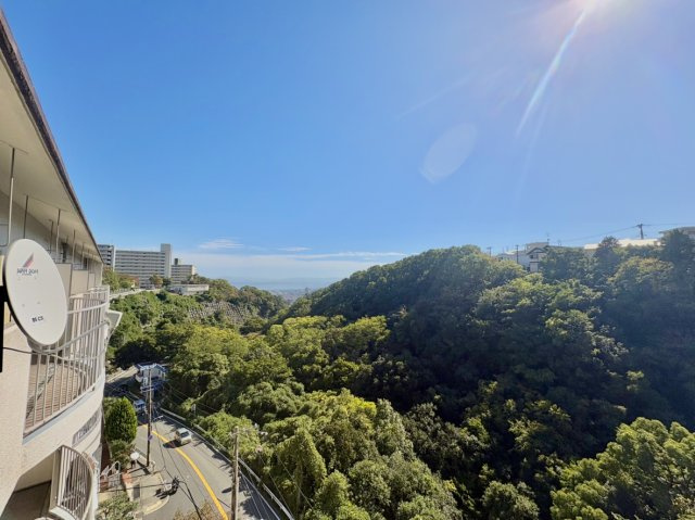 荒神山マンションの展望|バルコニーからは美しい青空と豊かな緑が広がり、遠くまで見渡せる圧倒的な大パノラマが楽しめます。目の前を遮るものがなく陽当たりも良好。四季折々の自然を身近に感じ、毎日の暮らしに癒やしを与える特等席です。
