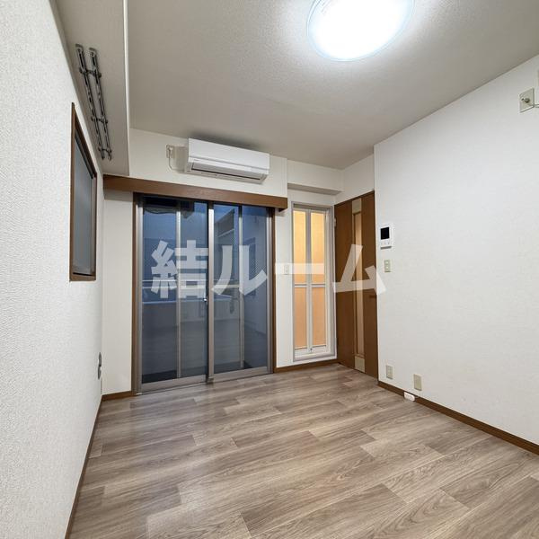 板橋区板橋１丁目の賃貸マンションの居間・リビング
