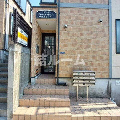 新宿区新宿７丁目のアパートのエントランス