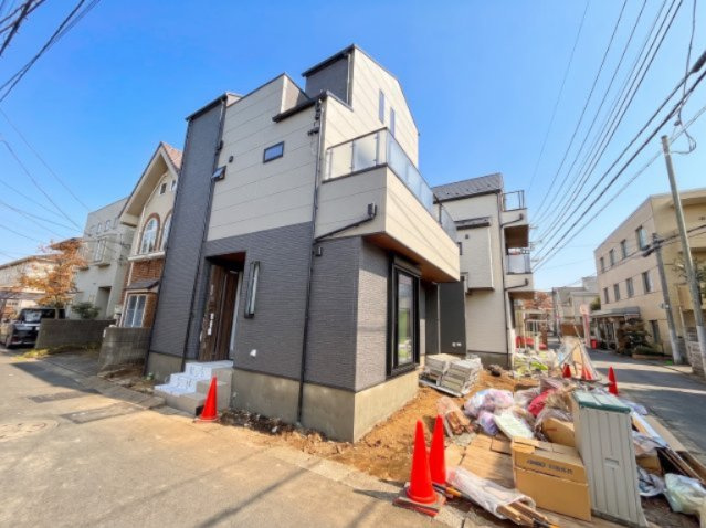 【外観】 | 【仲介手数料３９０万円が無料！！】■千歳船橋駅１０分■角地■４ＬＤＫ | 家計応援キャンペーン中！
諸費用を含めた「総額」に自信あります！
詳細は「諸費用」欄でご確認下さい。
■千歳船橋駅１０分
■角地
■４ＬＤＫ＋車庫
■内覧予約受付中