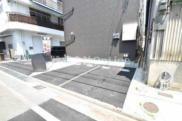コスモクレスト荒本の駐車場