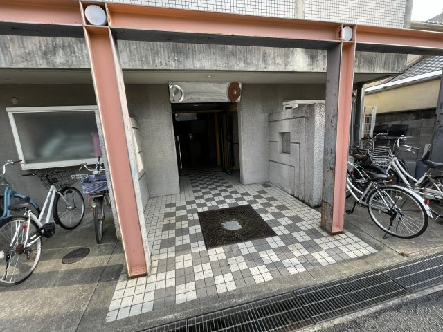 コルナス八戸ノ里の駐車場