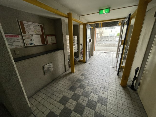 コルナス八戸ノ里のエントランス