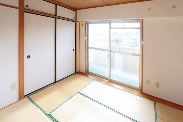 【居間・リビング】 | ビレッジハウス檜原3号棟 | こちらの居間で趣味の時間をお楽しみください