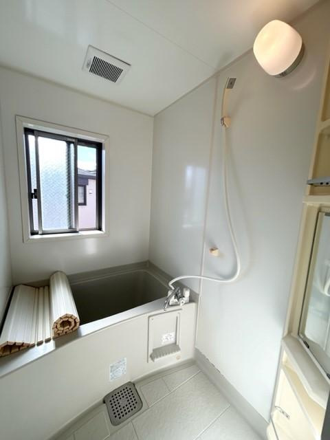 ハイツフォレストの浴室|日々の疲れを癒すお風呂付です