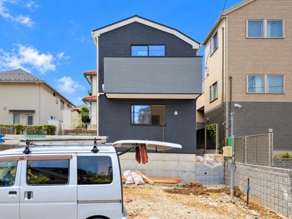 横浜市青葉区もみの木台の新築一戸建の前面道路含む現地写真|周辺は落ち着いた街並みになります。
子育てにはぴったりの住環境♪