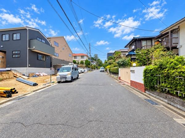 横浜市青葉区もみの木台の新築一戸建の前面道路含む現地写真|前面道路が広いので、安心して駐車可能です！
是非現地へお越しください。