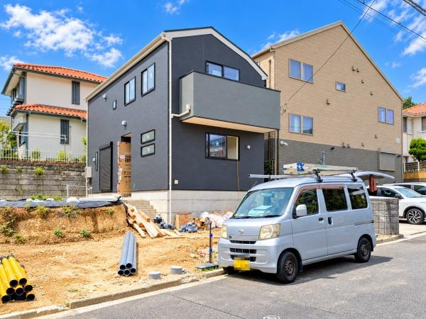 横浜市青葉区もみの木台の新築一戸建の前面道路含む現地写真|陽当りの良さが伝わります。
是非一度、現地へ起こしください。

