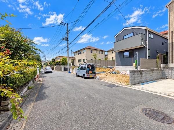 横浜市青葉区もみの木台の新築一戸建の前面道路含む現地写真|閑静な住宅街につき住環境良好です♪
お気軽にお問い合わせください。