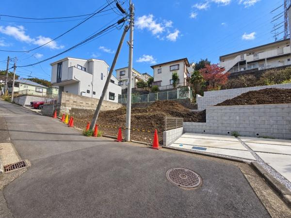 横浜市港北区篠原西町の新築一戸建の前面道路含む現地写真|陽当りの良さ、住環境を現地にてご確認下さい！
周辺環境も合わせてご案内させていただきます！