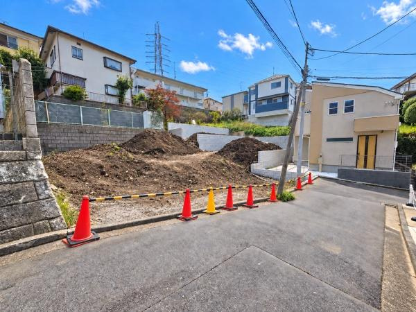 横浜市港北区篠原西町の新築一戸建の前面道路含む現地写真|周辺は落ち着いた街並みになります。
子育てにはぴったりの住環境♪