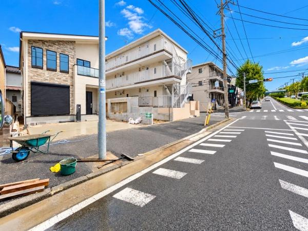 横浜市青葉区もみの木台の新築一戸建の前面道路含む現地写真|周辺は落ち着いた街並みになります。
子育てにはぴったりの住環境♪