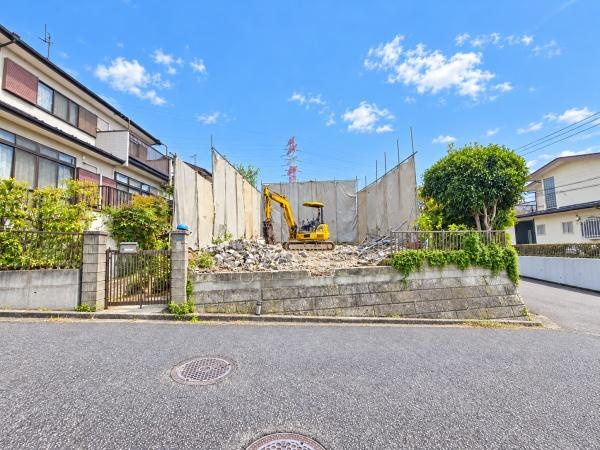横浜市瀬谷区阿久和東２丁目の新築一戸建の前面道路含む現地写真|現在解体中の為、同仕様物件のご案内をさせて頂きます。
お車でご自宅まで送迎承ります。