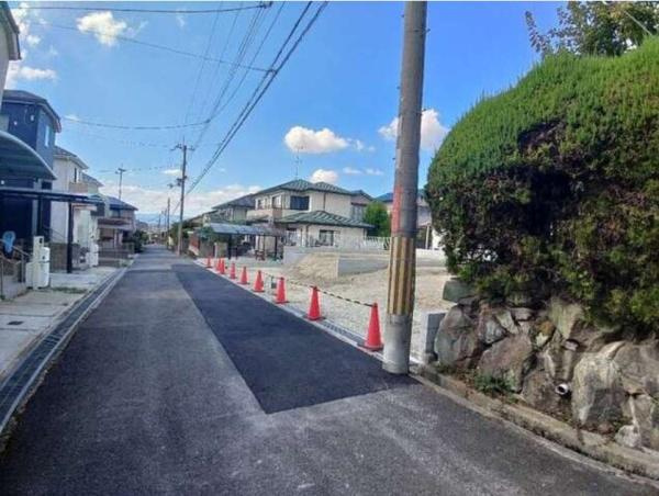 枚方市 長尾東町　第６　２号棟　新築 一戸建ての前面道路含む現地写真