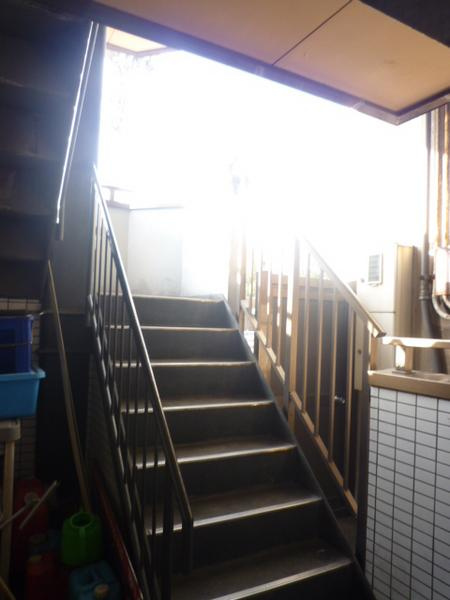 平和マンションのエントランス|★共有階段です★