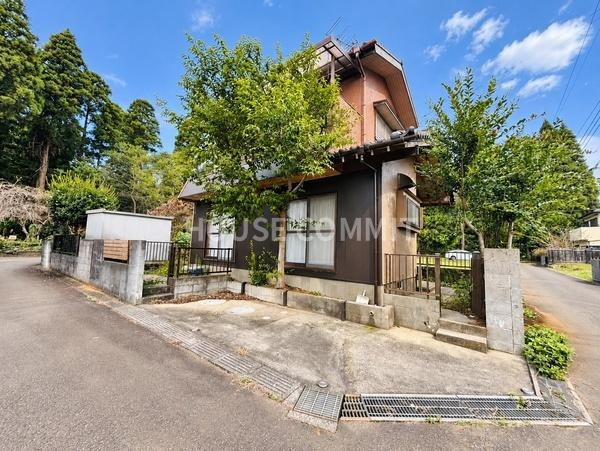 富里市七栄の中古一戸建の前面道路含む現地写真