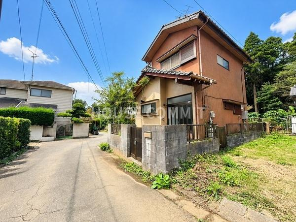 富里市七栄の中古一戸建の前面道路含む現地写真
