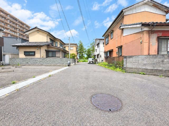 鳥屋野　290万円の前面道路含む現地写真