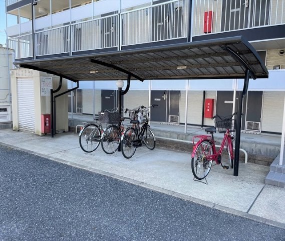 レオパレスエスト逆井のその他|屋根付き駐輪場完備