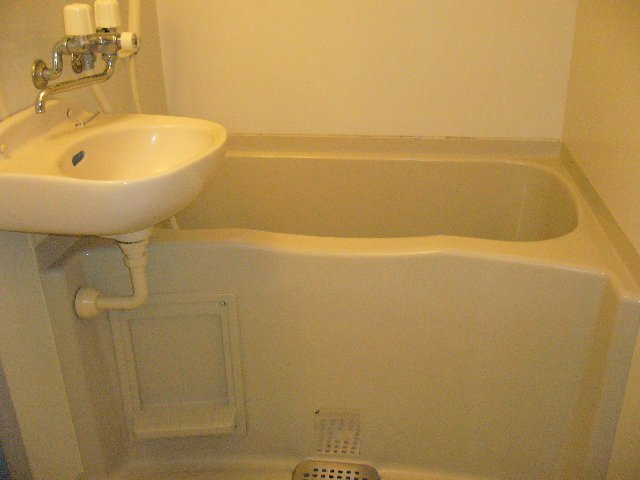 レオパレス有の浴室|コンパクトで使いやすいお風呂です