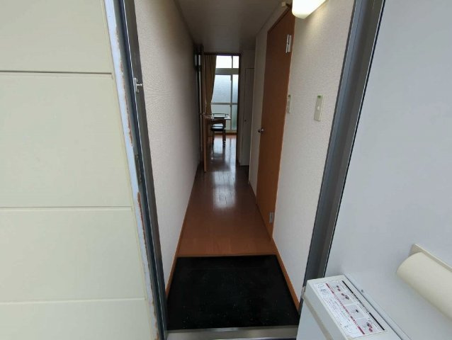 レオパレスシェル壱番館の玄関|明るい玄関です